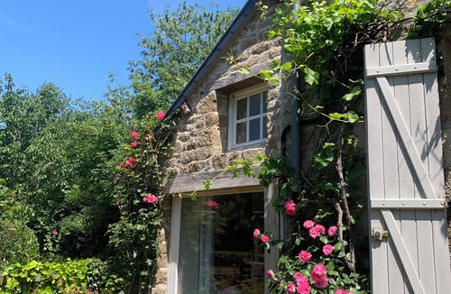 Carolles Cottage | Cottage-style house between countryside and sea