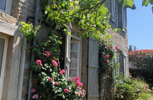 Carolles Cottage | Cottage-style house between countryside and sea