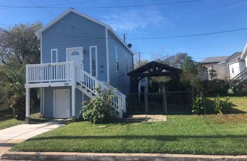 San Jacinto Cottage | Cottage - two blocks from beach