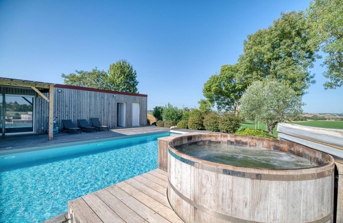 Faudoas House | Cottage 'Villa Virginie Gite 2' with Lake View, Wi-Fi and Air Conditioning