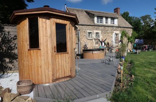 Les Moutiers-en-Cinglais Villa | Cottage with Hot Tube & private Sauna with panoramic view