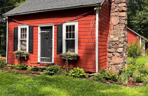 Cairo House | Cottage w/hot tub 15min to Windham & Catskill