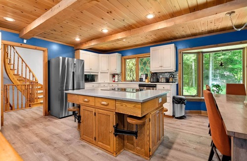Novar House | Cottage w Hot Tub & Sauna on Clark Lake