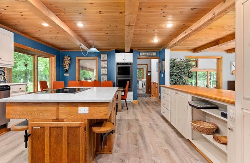 Novar House | Cottage w Hot Tub & Sauna on Clark Lake