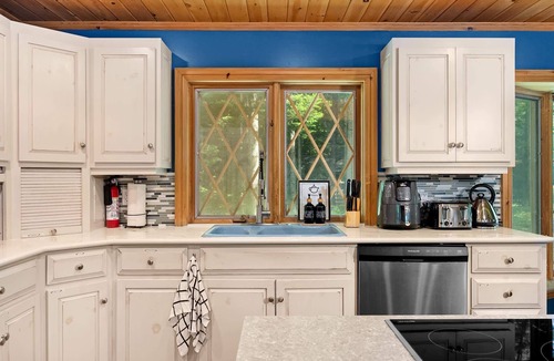 Novar House | Cottage w Hot Tub & Sauna on Clark Lake