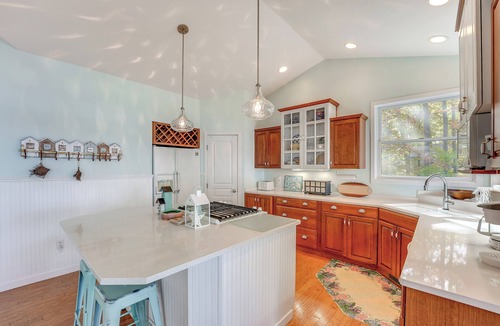 Manistee Cottage | Cottage w/Private Beach + Fire Pit in Manistee!
