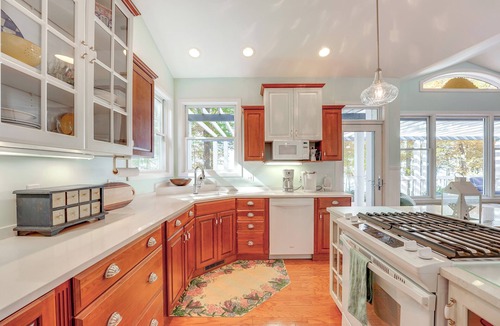 Manistee Cottage | Cottage w/Private Beach + Fire Pit in Manistee!
