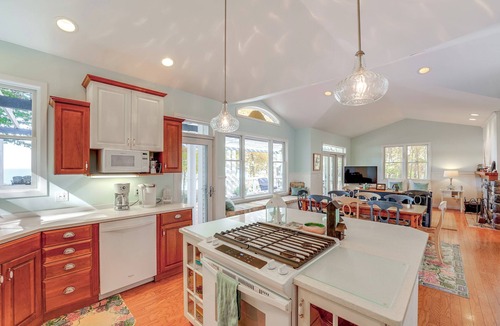 Manistee Cottage | Cottage w/Private Beach + Fire Pit in Manistee!