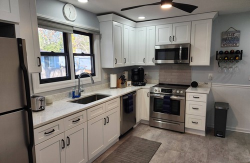 Zenda House | Cottage walking distance to Lake Geneva!