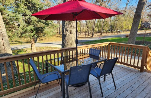 Zenda House | Cottage walking distance to Lake Geneva!