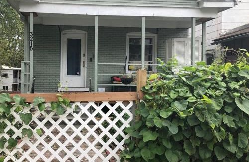 Northeast Kansas City House | Cottage West A 3 bed 1 bath Bungalow Central Locale Ez Access to Stadium