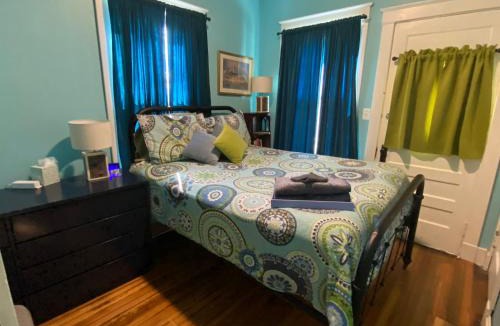 Northeast Kansas City House | Cottage West A 3 bed 1 bath Bungalow Central Locale Ez Access to Stadium