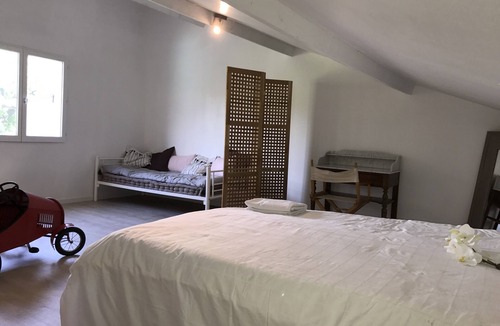 Trelou Sur Marne House | Cottage white orchids