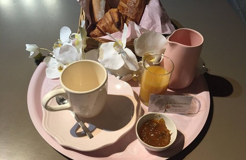 Trelou Sur Marne House | Cottage white orchids