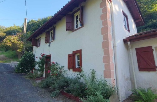 Uhart-Cize Cottage | Cottage with a stream