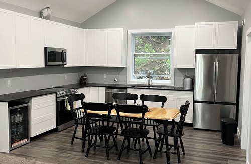 Glenfield Cottage | Cottage with a View! Hillside Cottage (J&L’s Lakeside Cottage)- Griffith
