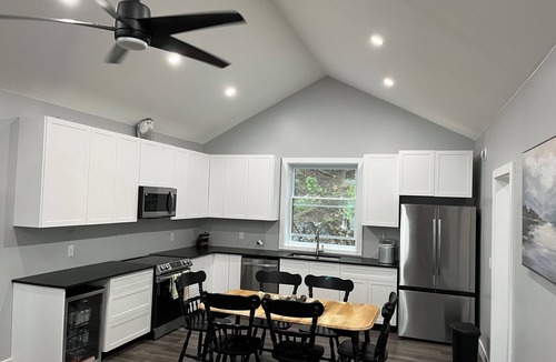 Glenfield Cottage | Cottage with a View! Hillside Cottage (J&L’s Lakeside Cottage)- Griffith