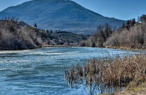 Hornbrook House | Cottage with Fire Pit and Deck on The Klamath River!