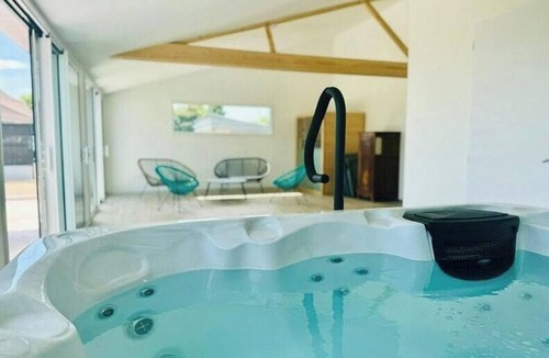 La Roche-sur-Yon House | Cottage with spa between beaches and Puy du Fou