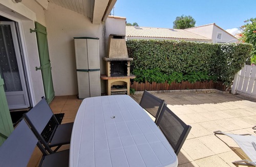 La Tranche-sur-Mer House | Cottage with pool and parking, near the beach