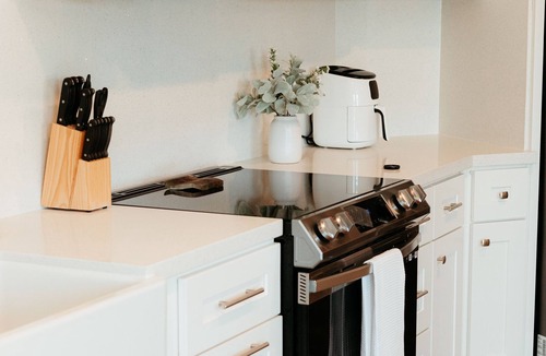 Lodi Cottage | Cottage with Full Kitchen, Private Pool & Sauna, Steps from Lodi Wineries!