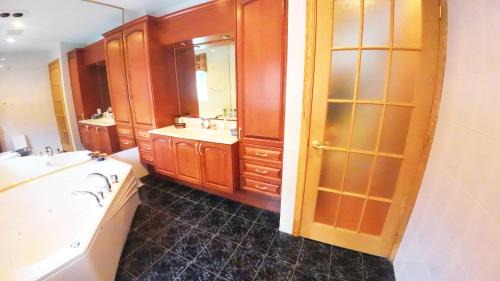 Saint Come House | Cottage with inground pool outside