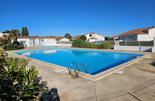 La Faute-sur-Mer House | Cottage with pool for 5 ppl, pets allowed
