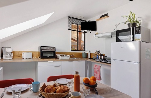 Noyant-Villages Apartment | Cottage with Pool in the Countryside, Perfect for a Family of 4 near Le Lude and Zoo de la Flèche