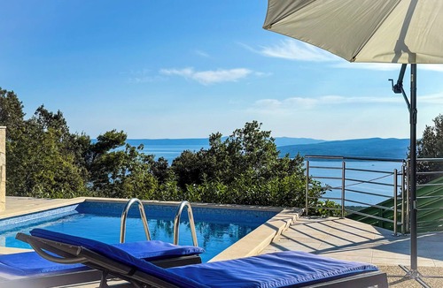 Bast House | Cottage with pool and sea view