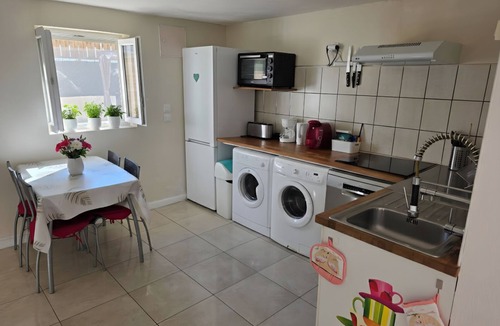 Saint-Gilles Apartment | Cottage with Pool, Fenced Garden – Pets Welcome