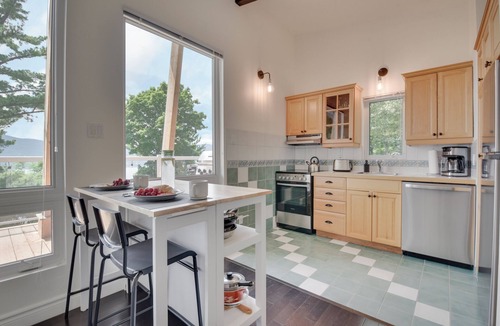 Baie-St-Paul House | Cottage with water view and hot tub - Le pin blanc