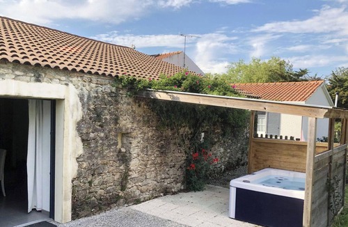 Soullans Cottage | Cottages with pets welcome - 12 guests