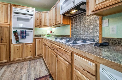 Cotter House | Cotter Home w/Deck ~ 1 Mi to Big Spring Park!
