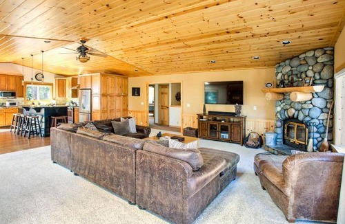 Tahoe Vista House | Cottonwood Place Vacation Home - Hot Tub