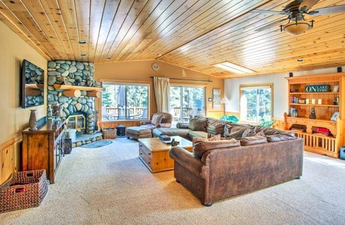 Tahoe Vista House | Cottonwood Place Vacation Home - Hot Tub