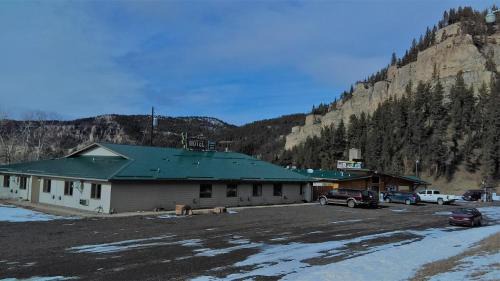 Monarch Hotel | Cougar Canyon Lodge