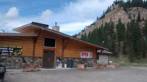 Monarch Hotel | Cougar Canyon Lodge