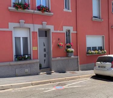 Longwy Agglomeration House | Couleur Framboise