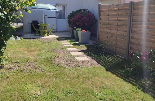 Saint-Etienne-de-Mer-Morte House | Country cottage