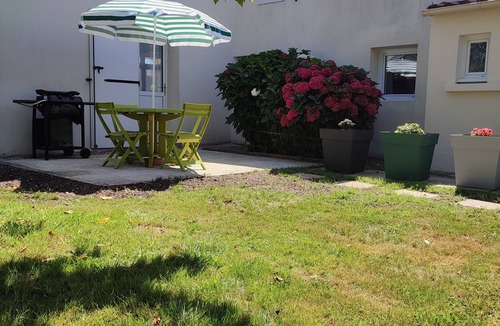 Saint-Etienne-de-Mer-Morte House | Country cottage