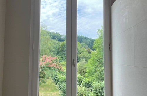 Saint-Geoire-en-Valdaine House | Country house with natural pool and river