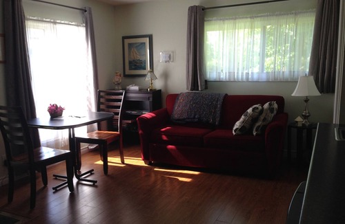 Peterborough Bed & Breakfast | Country Atmosphere - City amenities, Minutes to downtown