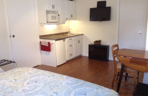 Peterborough Bed & Breakfast | Country Atmosphere - City amenities, Minutes to downtown