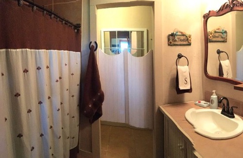 Burton Bed & Breakfast | Country Cabin 10 miles from Round Top