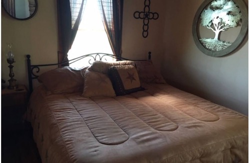 Burton Bed & Breakfast | Country Cabin 10 miles from Round Top