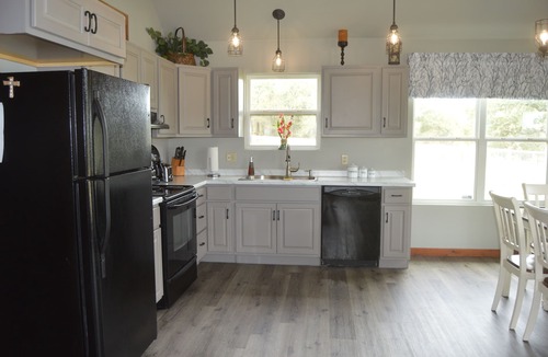 Luling Cabin | Country Cabin getaway on 100 acres!