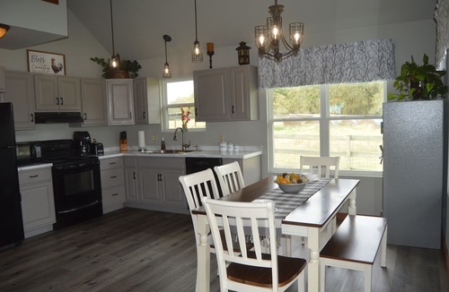 Luling Cabin | Country Cabin getaway on 100 acres!