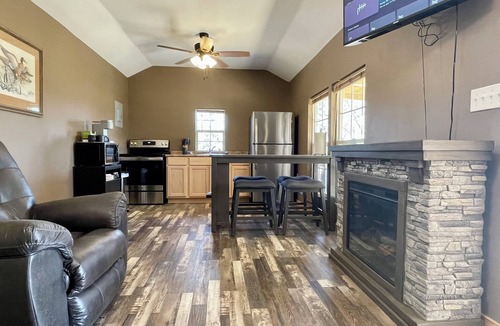 Clarksville Cabin | Country Cabin in Private Setting