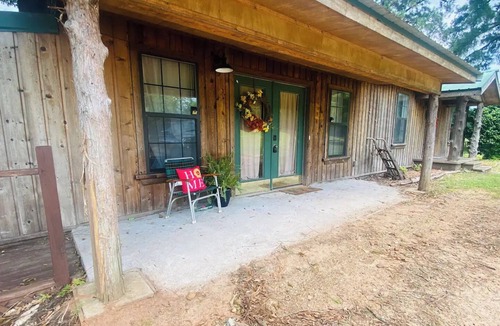 Farmerville House | Country cabin near the lake