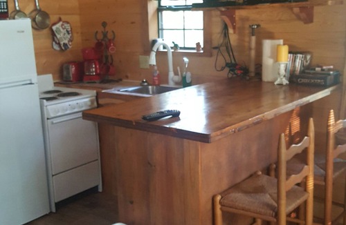 Smithville Cabin | Country Cabin quiet! And private. Horses welcome, other toys welcome.